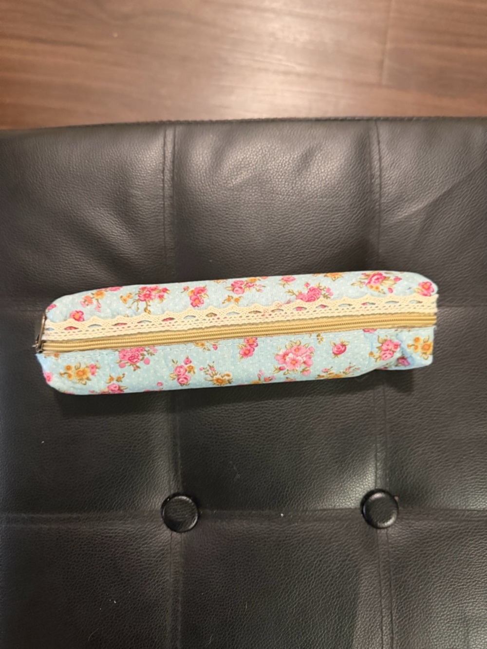 Clear Amber Glitter Crochet Hook Set with Floral Zipper Pouch - Picture 2 of 2